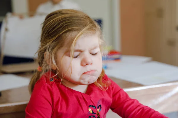 Bonito chateado menina criança infeliz chorando. Criança emocional furiosa a gritar. Retrato de criança com lágrimas. — Fotografia de Stock
