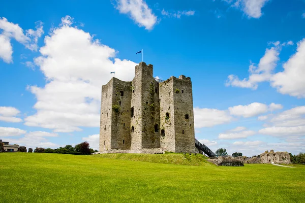 A panorámás kilátás nyílik Trim kastély Megyei Meath a folyó Boyne, Írország. Ez Írország legnagyobb angol-normann kastélya. — Stock Fotó