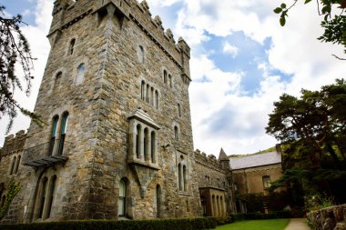 Glenveagh Kalesi, Donegal, Kuzey İrlanda. Glenveagh Ulusal Parkı 'ndaki güzel park ve bahçe. Ülkenin en büyük ikinci parkı. İrlanda dilinde Gleann Bheatha