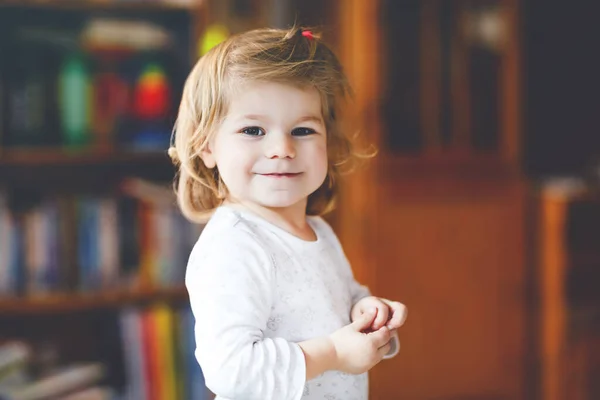 自宅で遊んでいる愛らしいかわいい幼児の女の子。異なるゲームで楽しんで幸せな健康な赤ちゃんの子供。美しい赤ん坊の肖像画 — ストック写真