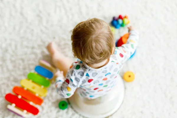 Close-up van schattig klein 12 maanden oud peuter baby meisje kind zittend op potje. — Stockfoto