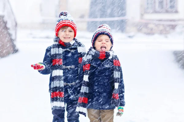 Crianças felizes se divertindo com neve no inverno — Fotografia de Stock
