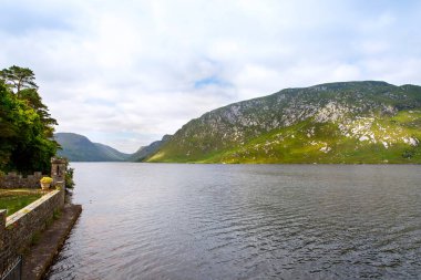 Glenveagh Ulusal Parkı, Donegal, Kuzey İrlanda. Yeşil yosun ormanı, gölü, parkı ve şelalesi olan güzel, engebeli bir arazi. Ülkenin ikinci büyük parkı. İrlanda dilinde Gleann Bheatha