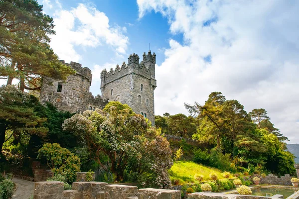 Glenveagh kastély, Donegal Észak-Írországban. Gyönyörű park és kert Glenveagh Nemzeti Park, a második legnagyobb park az országban. Gleann Bheatha ír nyelven — Stock Fotó