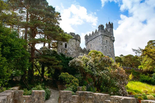 Glenveagh kastély, Donegal Észak-Írországban. Gyönyörű park és kert Glenveagh Nemzeti Park, a második legnagyobb park az országban. Gleann Bheatha ír nyelven — Stock Fotó