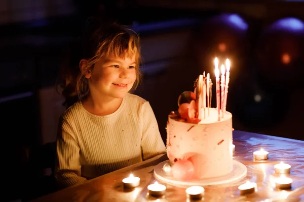 Adorable niñita celebrando el cuarto cumpleaños. Lindo niño pequeño con pastel de princesa casero, interior. Feliz niño sano soplando 4 velas en la torta —  Fotos de Stock