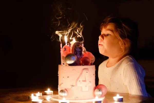 可爱的小女孩在庆祝四岁生日。可爱的幼儿与自制公主蛋糕，室内。快乐健康的幼儿在蛋糕上吹4支蜡烛 — 图库照片
