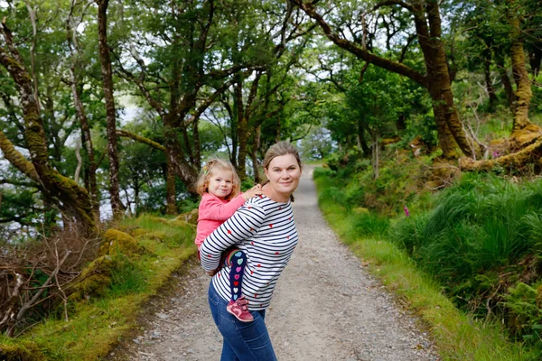 Mutter mit kleinem Kleinkind im Glenveagh Nationalpark in Irland. Lächelnd und lachend verbringen Kind und Frau ihren Familienurlaub in der Natur. Reisen mit kleinen Kindern — Stockfoto