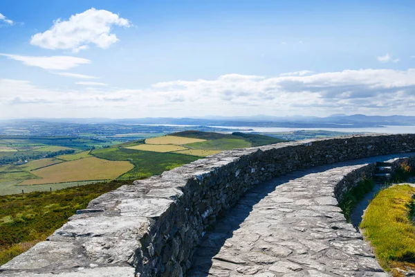 Vista sobre el paisaje irlandés del conde Donegal, Irlanda del Norte desde el fuerte Grianan de Aileach — Foto de Stock