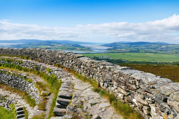 Vista sobre el paisaje irlandés del conde Donegal, Irlanda del Norte desde el fuerte Grianan de Aileach — Foto de Stock