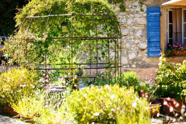 Provence, Fransa 'da küçük tipik bir kasabanın Provencal House' unun bir parçası. Güzel bir köy, yaz günü Fransız tatlı detaylarıyla. Açık hava, dış mekan..