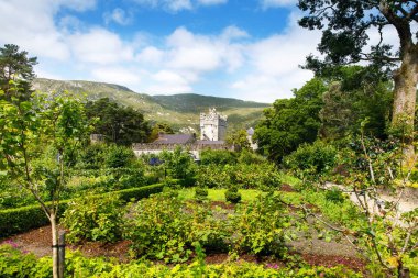 Glenveagh Kalesi, Donegal, Kuzey İrlanda. Glenveagh Ulusal Parkı 'ndaki güzel park ve bahçe. Ülkenin en büyük ikinci parkı. İrlanda dilinde Gleann Bheatha