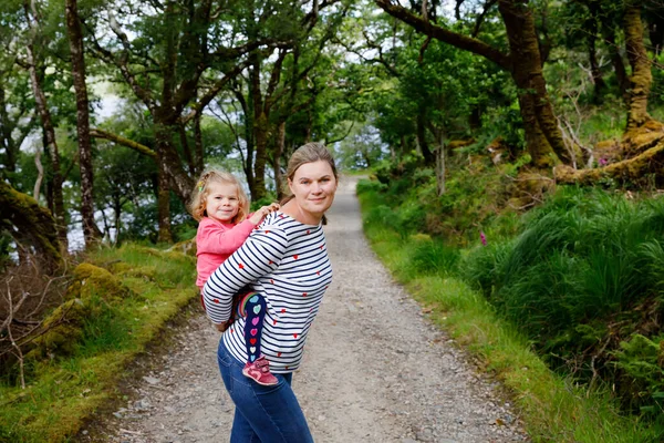 Mutter mit kleinem Kleinkind im Glenveagh Nationalpark in Irland. Lächelnd und lachend verbringen Kind und Frau ihren Familienurlaub in der Natur. Reisen mit kleinen Kindern — Stockfoto