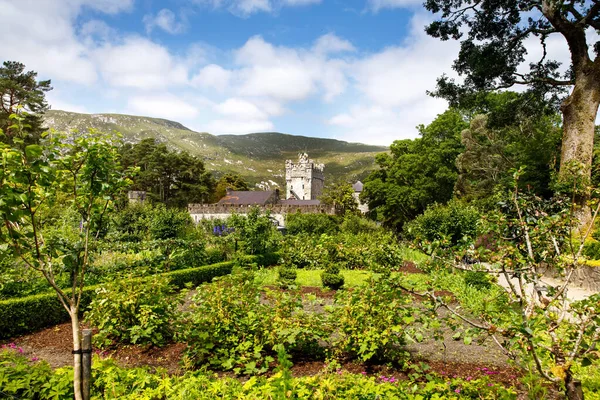 Glenveagh Castle, Donegal in Northern Ireland. Beautiful park and garden in Glenveagh National Park, second largest park of the country. Gleann Bheatha in Irish language — Stock Photo, Image