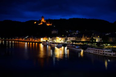 Cochem, Almanya, Romantik Moselle nehri üzerindeki güzel tarihi şehir, Reichsburg kalesi bir tepenin üzerinde