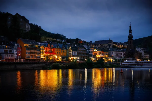 Cochem, Németország, gyönyörű történelmi város a romantikus Moselle folyón, kilátás a városra éjszaka — Stock Fotó