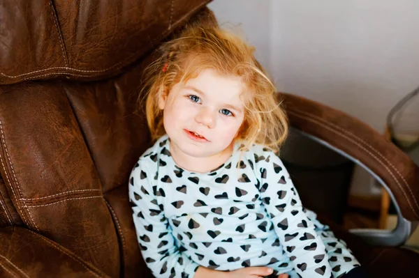 Retrato de una linda niña en casa. Niña mirando a la cámara y sonriendo. Familia, nueva vida, infancia, concepto inicial — Foto de Stock