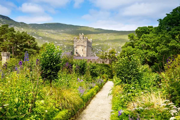 北爱尔兰Donegal的Glenveagh城堡。格伦韦赫国家公园美丽的公园和花园，是该国第二大公园。爱尔兰语Gleann Bheatha — 图库照片