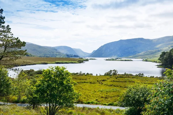 Glenveagh National Park, Donegal en Irlanda del Norte. Hermoso paisaje áspero con bosque de musgo verde, lago, parque y cascada, segundo parque más grande del país. Gleann Bheatha en lengua irlandesa —  Fotos de Stock