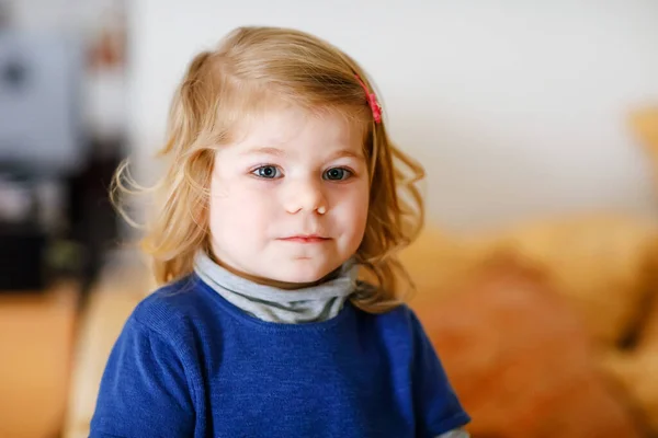 Aranyos, aranyos, két éves kislány portréja. Gyönyörű baba szőke hajjal és mosolyog a kamerába. Boldog egészséges gyermeket otthon. — Stock Fotó