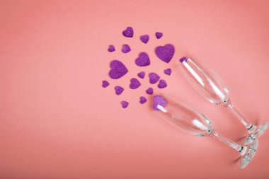 Sevgililer Günün kutlu olsun. Hediye kutusundaki gül şampanyası şişesi, kupa, 2021 yılının sarı arka planında gözlük. Sevgililer Günü veya Yeni Yıl tebrik kartı