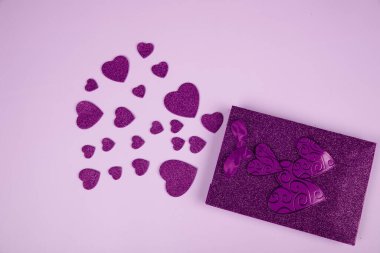 Sevgililer Günün kutlu olsun. Üst manzara hediye kutusu, kalpler, yumuşak pembe arka planda gözlük. Sevgililer Günü veya Yeni Yıl tebrik kartı