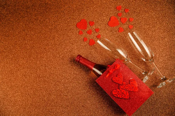 Felice San Valentino flatlay. Bottiglia vista dall'alto di champagne rosa in confezione regalo, cuori, bicchieri su sfondo glitter marrone. Biglietto di auguri per San Valentino o Capodanno — Foto Stock