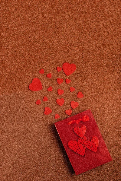 Felice San Valentino flatlay. Vista dall'alto regalo regalo scatola, cuori, bicchieri su sfondo glitter marrone. Biglietto di auguri per San Valentino o Capodanno — Foto Stock