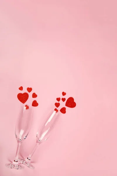 Felice San Valentino flatlay. Bottiglia vista dall'alto di champagne rosa in confezione regalo, cuori, bicchieri su sfondo rosa morbido. Biglietto di auguri per San Valentino o Capodanno — Foto Stock