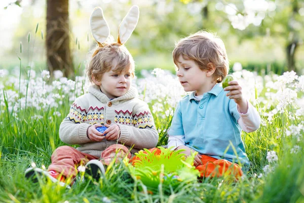 Two little boy friends in Easter bunny ears during egg hunt — Stock Photo, Image