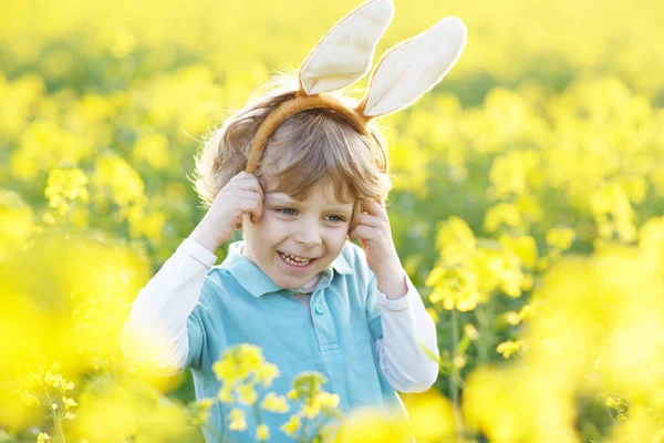 Kleiner Junge hat Spaß bei traditioneller Ostereiersuche — Stockfoto