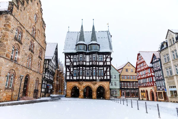 Widok na ratusz w Alsfeld, Weinhaus i kościół na głównym placu w Niemczech. Historyczne miasto w Hesji, Vogelsberg, ze starą średniowieczną ramą domów z muru pruskiego zwanych Fachwerk lub Fachwerhaus w języku niemieckim. — Zdjęcie stockowe