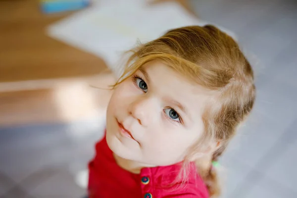 Retrato de adorable linda niña de tres años. Hermoso bebé con cabellos rubios mirando y sonriendo a la cámara. Feliz niño sano. — Foto de Stock