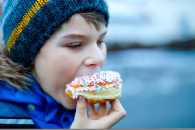 Kreppel adında tatlı turta yiyen çocuk Almanca veya rugelach sufganiyot. Pastalı çocuk, karnavalda dini yemekler Almanya 'da ya da Musevi Chanukka festivalinde