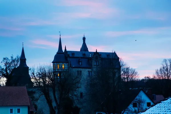 Krásný starý historický hrad Romrod v Hesensku, Německo. Pohled na zámek Romrod časně ráno, při východu slunce — Stock fotografie