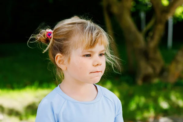 Aranyos, aranyos, hároméves kislány portréja. Gyönyörű baba szőke hajjal és mosolyog a kamerába. Boldog egészséges gyermeket.. — Stock Fotó