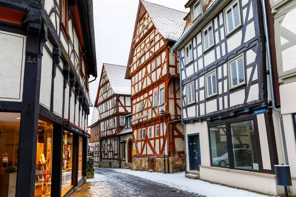 ALSFELD, Germany - 2021年1月17日:ドイツ、アルスフェルト市の住宅や通りの眺め。ヘッセ、フォーゲルスベルクの歴史的な都市、古い中世のフレームの半木造住宅FachwerkまたはFachwerhausと呼ばれる — ストック写真
