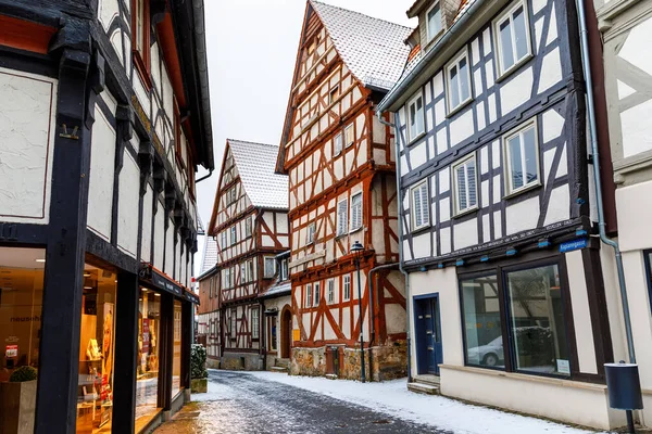 ALSFELD, DUITSLAND - JANUARI 17, 2021: Zicht op huizen en straten van Alsfeld stad, Duitsland. Historische stad in Hessen, Vogelsberg, met oude middeleeuwse vakwerkhuizen genaamd Fachwerk of Fachwerhaus — Stockfoto