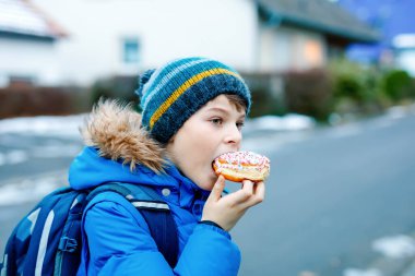 Kreppel adında tatlı turta yiyen çocuk Almanca veya rugelach sufganiyot. Pastalı çocuk, karnavalda dini yemekler Almanya 'da ya da Musevi Chanukka festivalinde