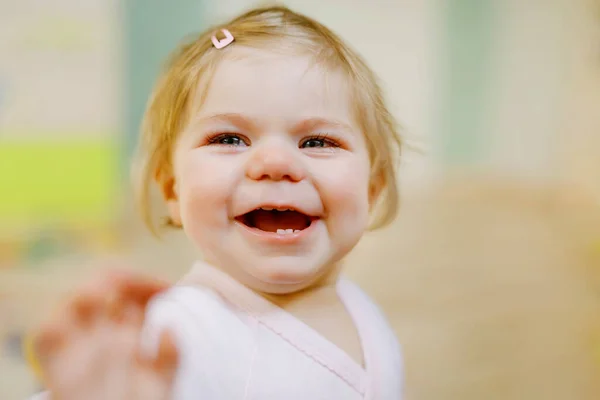 Retrato de una linda niña en casa. Niña mirando a la cámara y sonriendo. Familia, nueva vida, infancia, concepto inicial — Foto de Stock