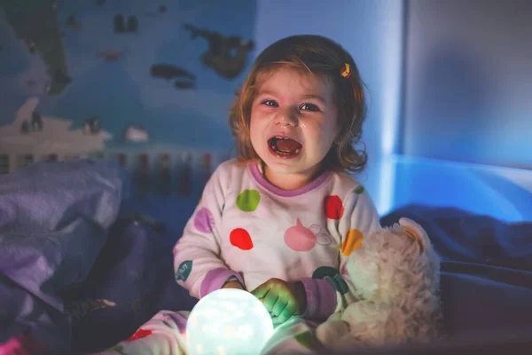 Menina criança chorando na cama. Cansado criança assustada depois de ter pesadelo. Medo do bebê estressado não dormir, ter medo da escuridão. — Fotografia de Stock