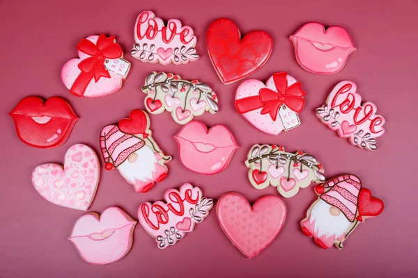 Närbild av variationen av olika cookies för alla hjärtans dag. Hjärta, kärlek och kyss kaka på rosa bakgrund. Present gåva eller bakgrund för alla hjärtans dag eller mors dag. Härlig söt gåva eller vykort — Stockfoto