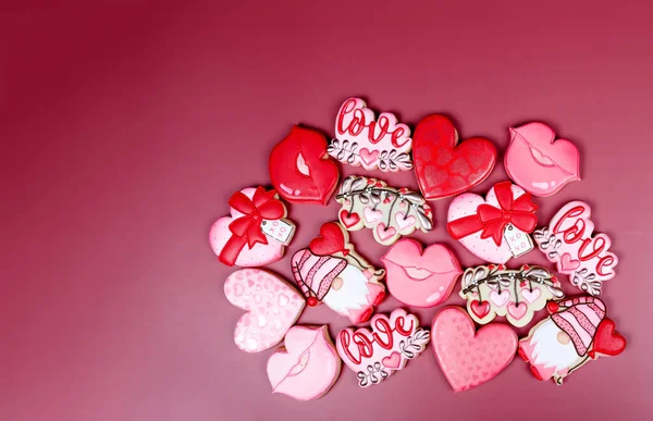 Detailní variace různých cookies pro Valentýna. Srdce, láska a polibek sušenky na růžovém pozadí. Dárek nebo pozadí pro Valentýna nebo Den matek. Krásný sladký dárek nebo pohled — Stock fotografie