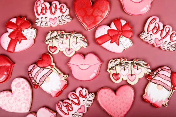 Closeup van variatie van verschillende koekjes voor Valentijnsdag. Hart, liefde en kus koekje op roze achtergrond. Cadeau of achtergrond aanwezig voor Valentijnsdag of Moederdag. Heerlijk lief cadeautje of kaartje — Stockfoto