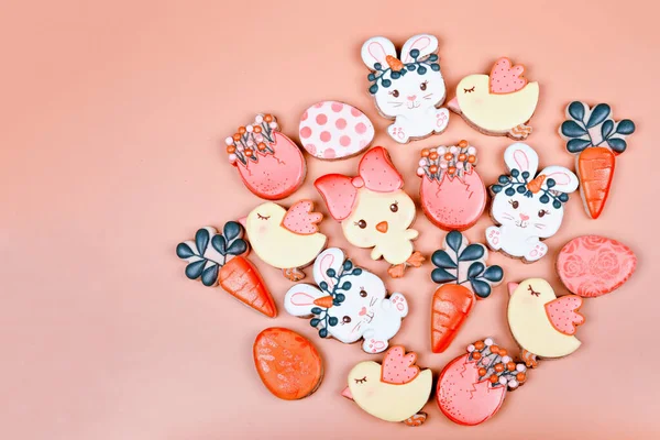 Fechar-se da variação de biscoitos de açúcar de Easter diferentes decorados com a cereja real. Ovos, coelho, cenouras e frango no fundo amarelo. Bonito presente doce ou cartão postal — Fotografia de Stock