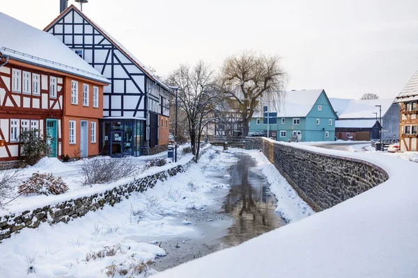 Romrod, cidade histórica em Hesse, Vogelsberg, com velhas casas de meia-madeira de moldura medieval chamadas Fachwerk ou Fachwerhaus em alemão. — Fotografia de Stock