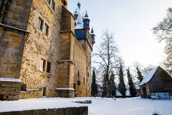 Немецкий сказочный замок в зимнем пейзаже. Замок Ромрод в Гессене, Германия. Красивый вид на замок. — стоковое фото