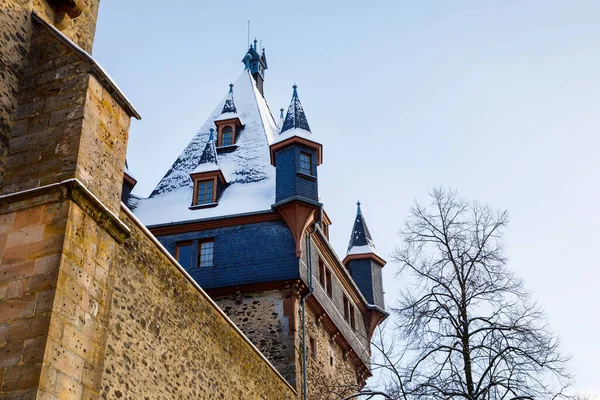 Német mesebeli kastély a téli tájban. Castle Romrod Hesse, Vogelsberg, Németország. Gyönyörű kilátás vár. — Stock Fotó