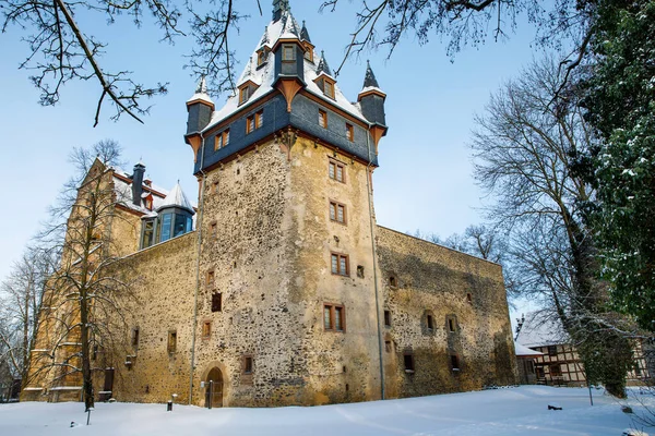 Německý pohádkový zámek v zimní krajině. Hrad Romrod v Hesensku, Vogelsberg, Německo. Krásný výhled na hrad. — Stock fotografie