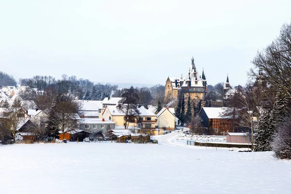 Duits sprookjeskasteel in winterlandschap. Kasteel Romrod in Hessen, Vogelsberg, Duitsland. Prachtig uitzicht op kasteel. — Stockfoto